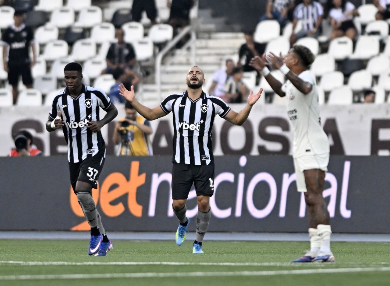 Arthur Cabral comemorando após marcar gol contra o Corinthians