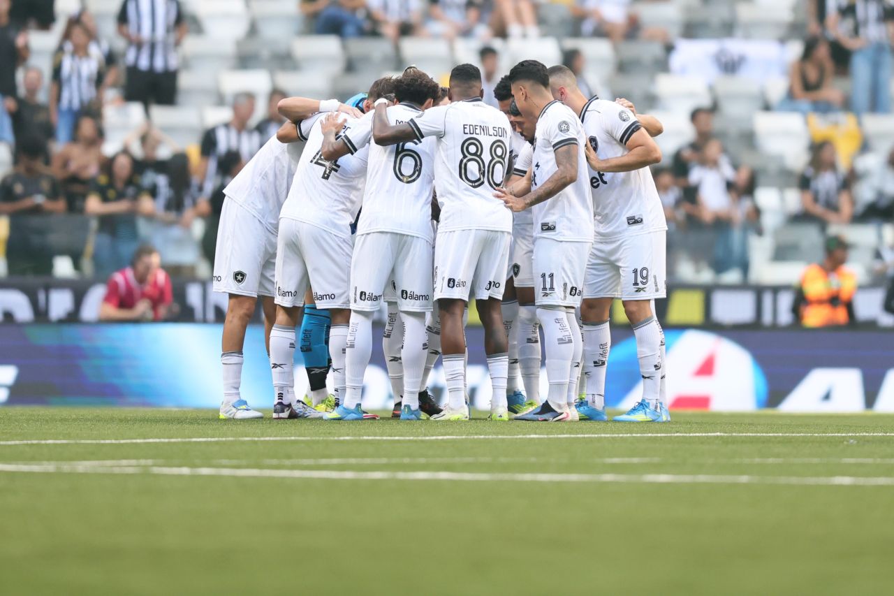 Jogadores do Botafogo em ação no empate por 1 a 1 com o Atlético-MG