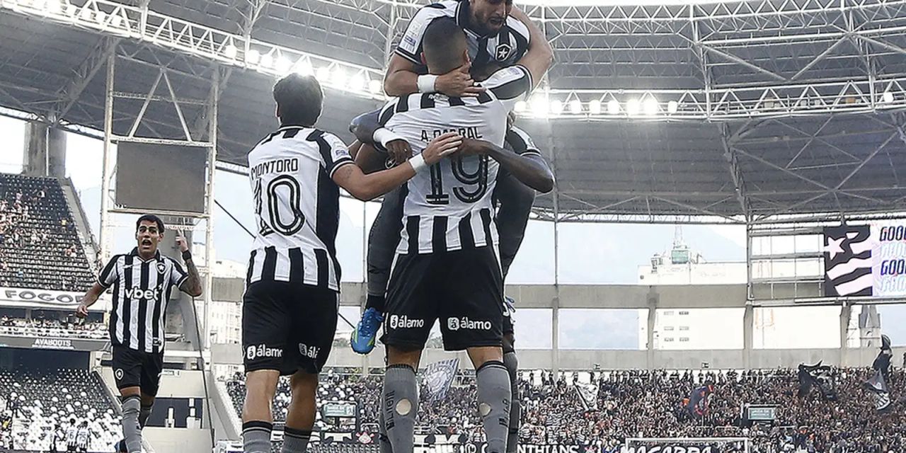 Arthur Cabral comemorando gol