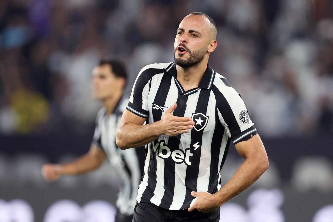 Arthur Cabral comemorando gol