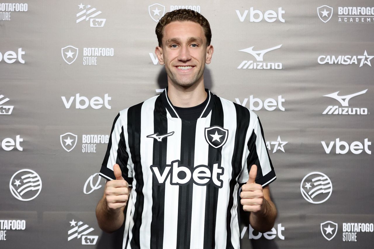 Arthur Chaves apresentado pelo Botafogo