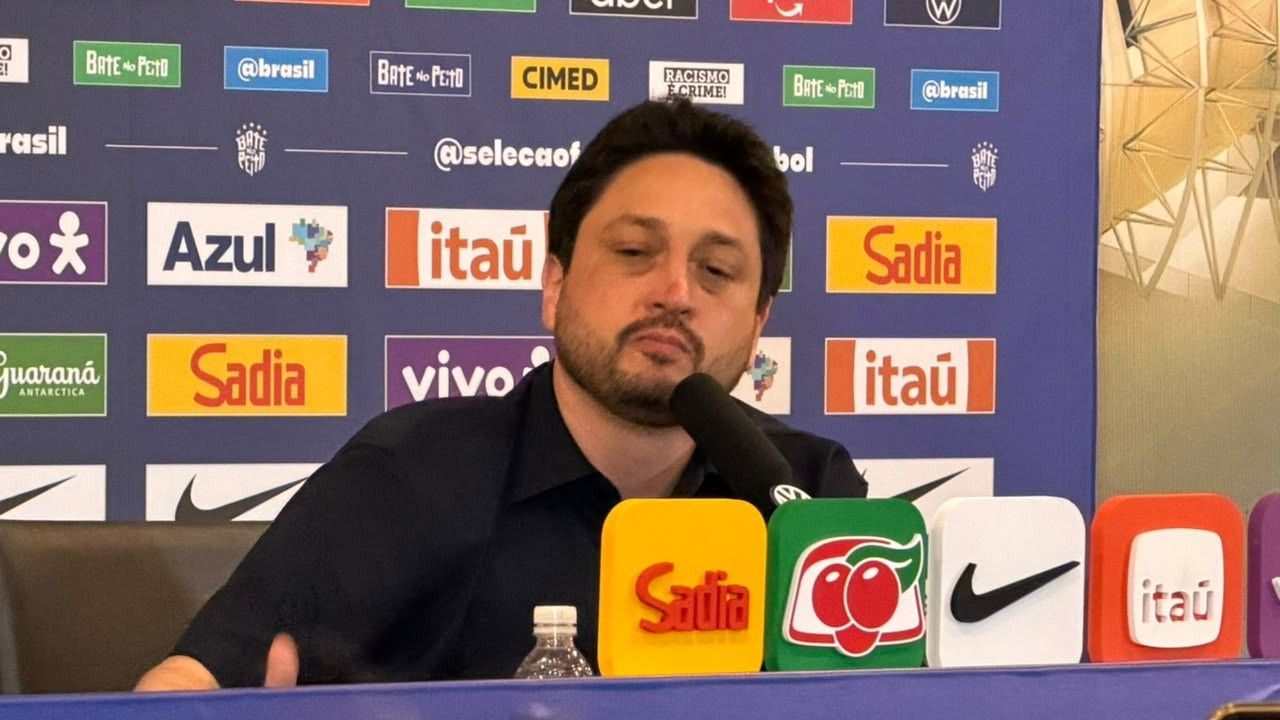 Arthur Elias expulso à beira do campo