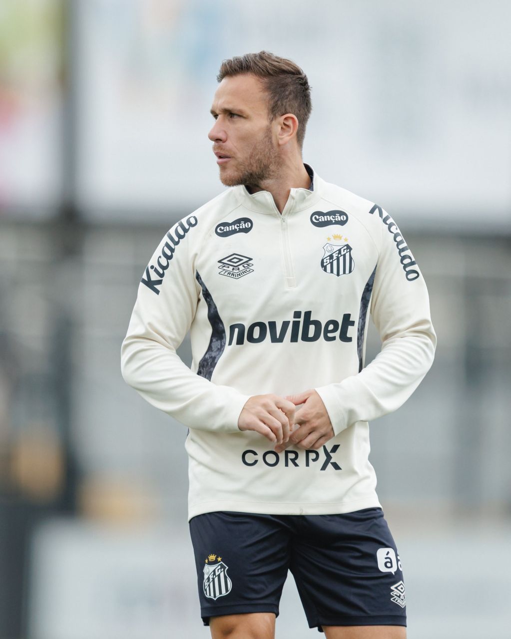 Arthur em transição no gramado do CT Rei Pelé