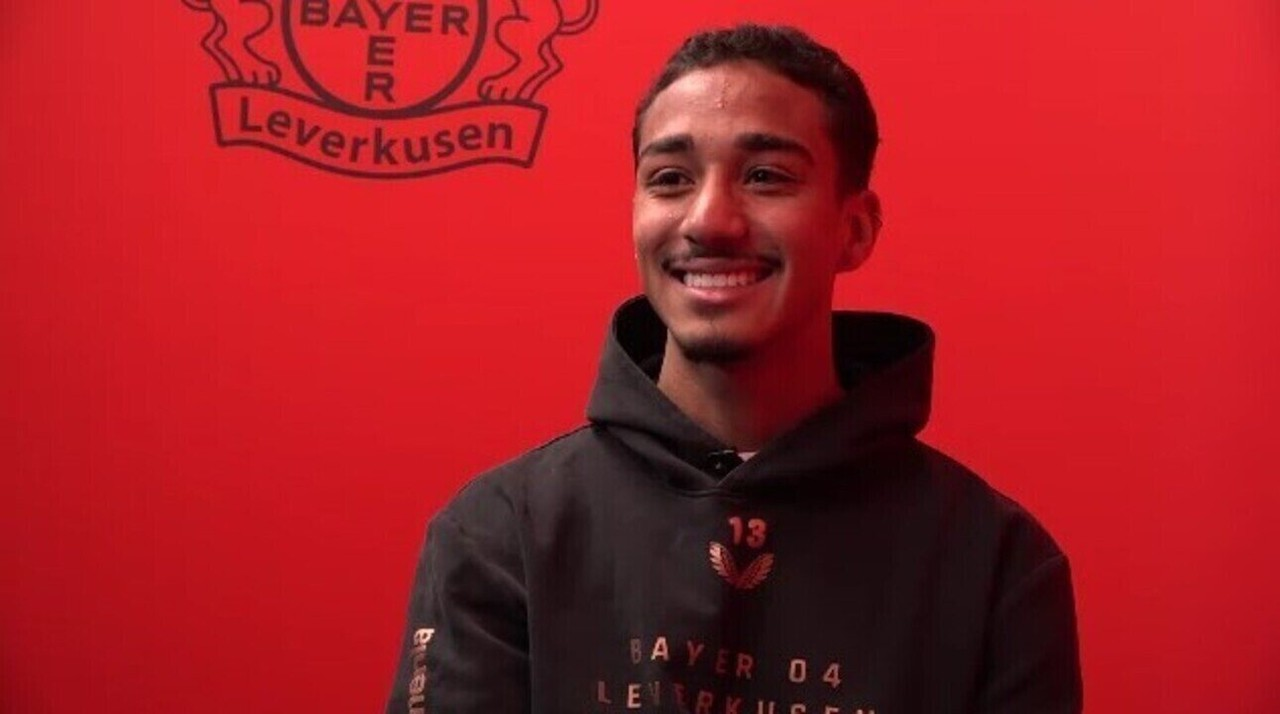 Arthur comemorando gol pelo Bayer Leverkusen