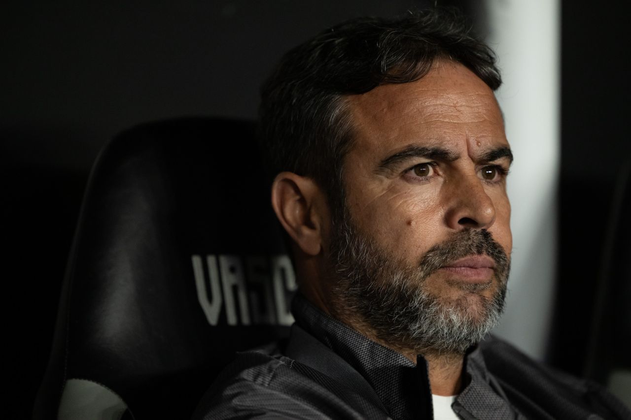 Artur Jorge no banco durante Vasco x Cruzeiro
