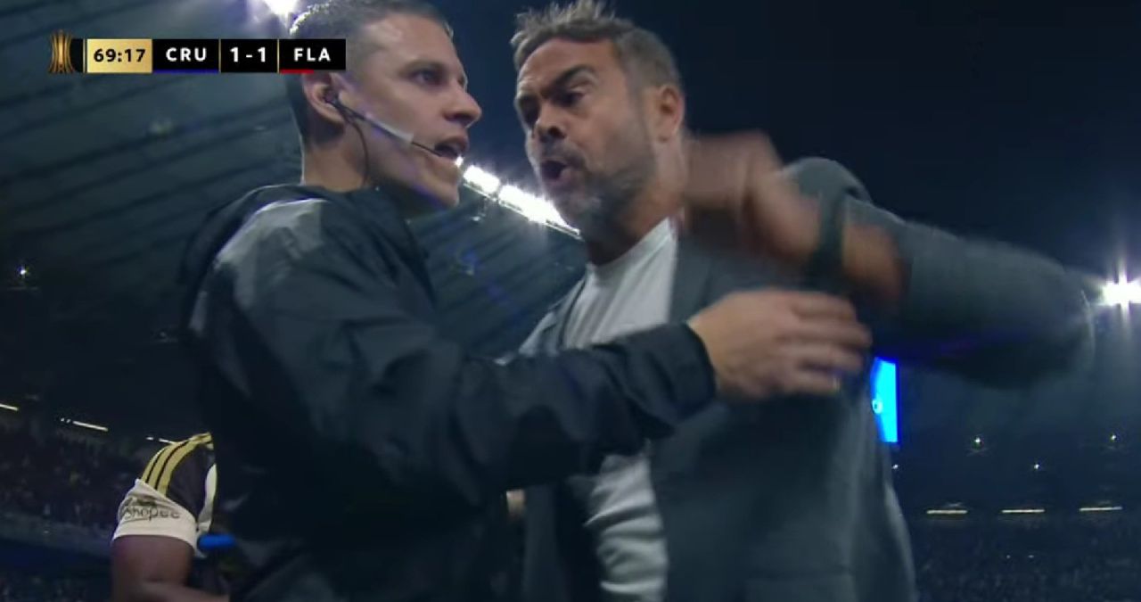 Artur Jorge reclama com a arbitragem durante Cruzeiro x Flamengo no Mineirão