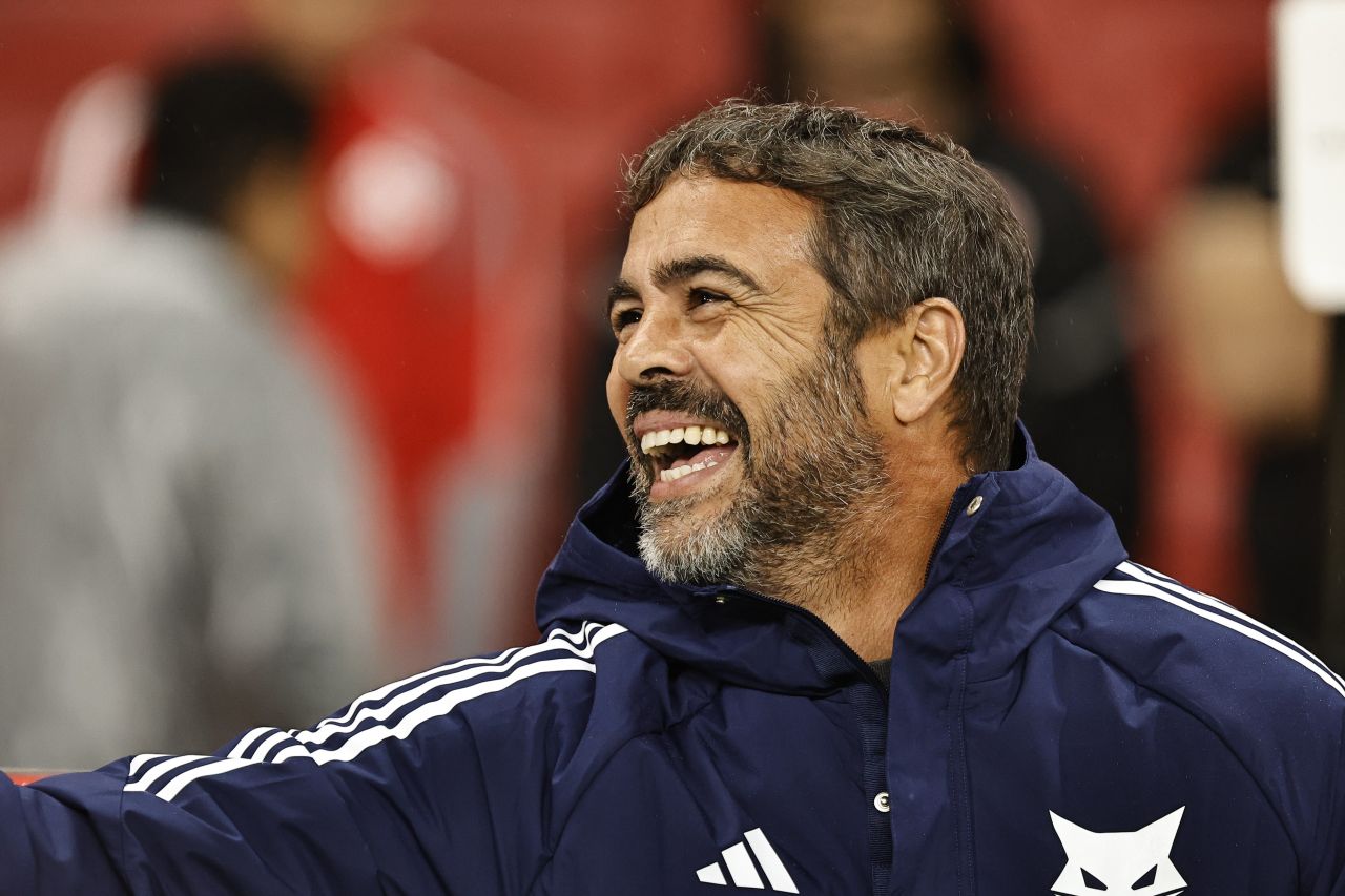 Artur Jorge treinando jogadores do Cruzeiro