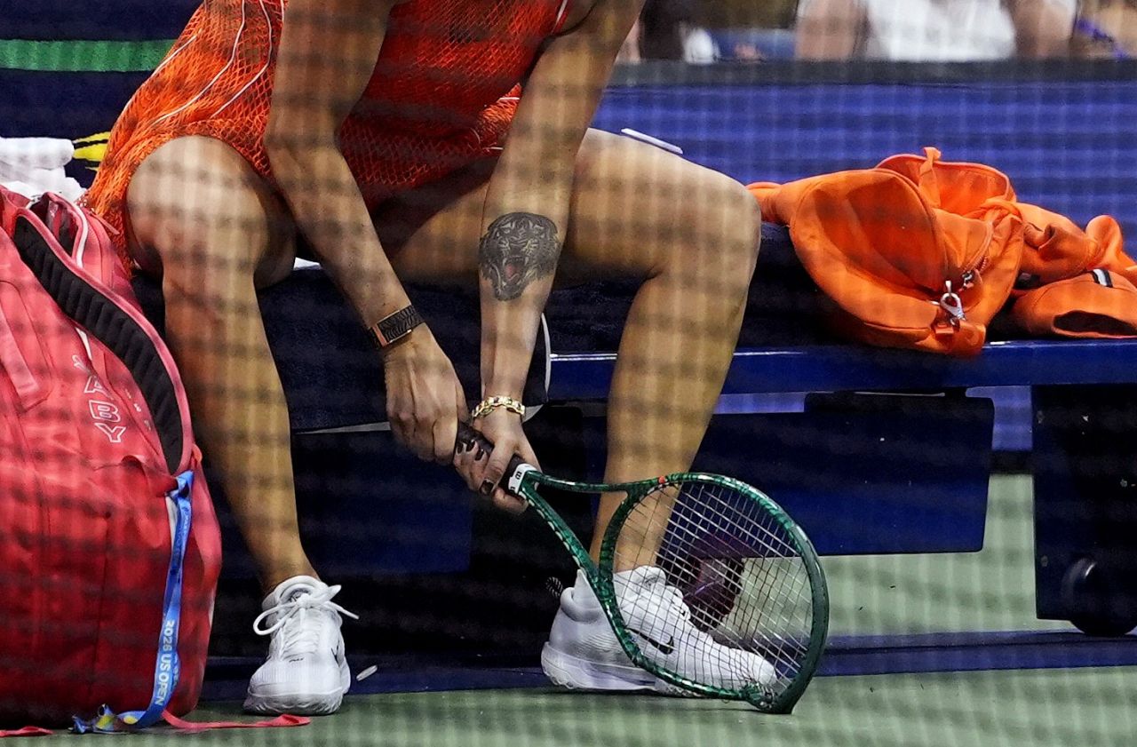 Aryna Sabalenka arremessando raquete durante US Open
