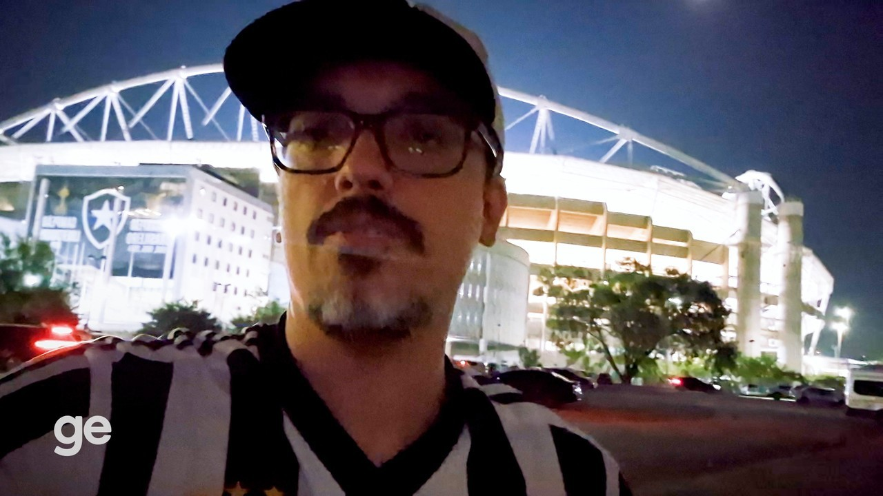 Goleiro Neto celebrando defesa pelo Botafogo