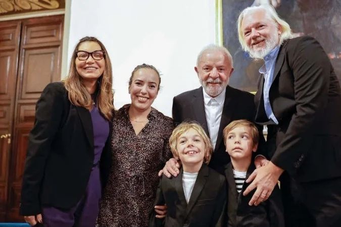 Julian Assange ao lado do presidente Lula