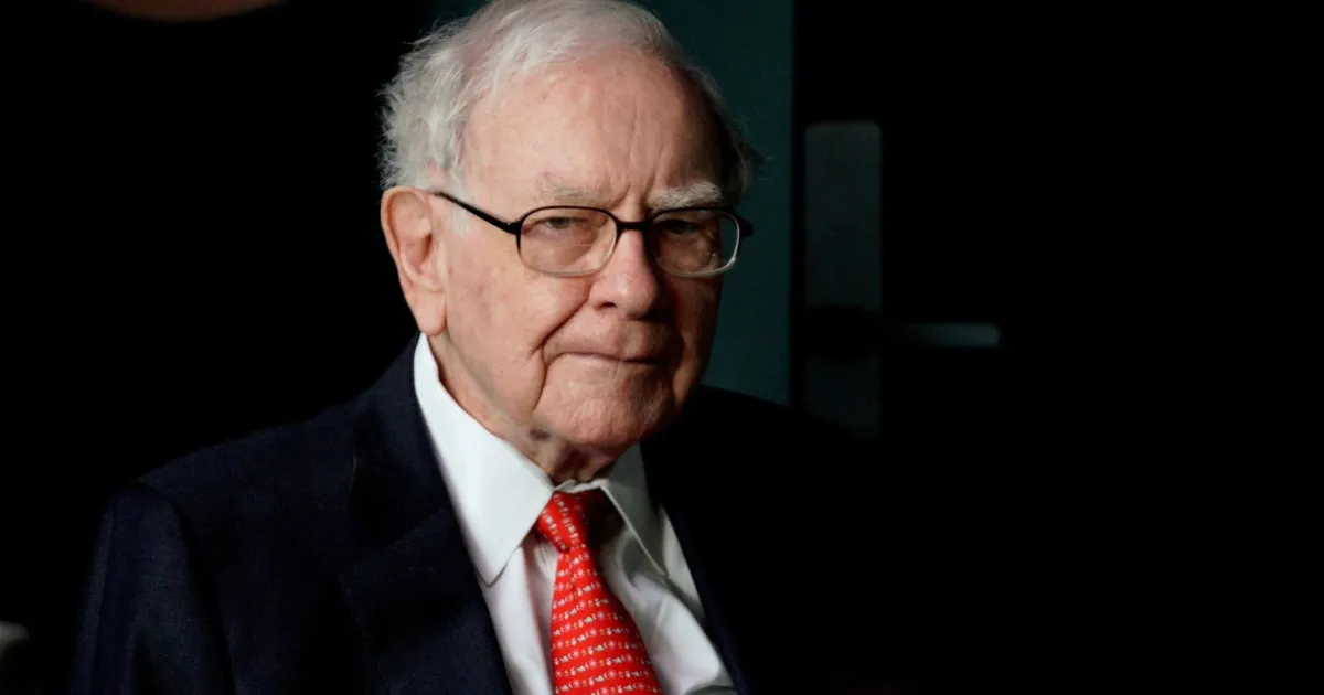 Auditório da assembleia da Berkshire Hathaway em Omaha com muitas cadeiras vazias