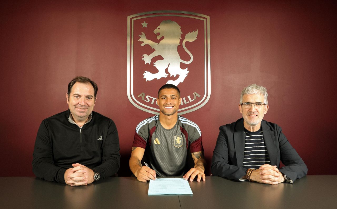 João Gomes com a camisa do Aston Villa