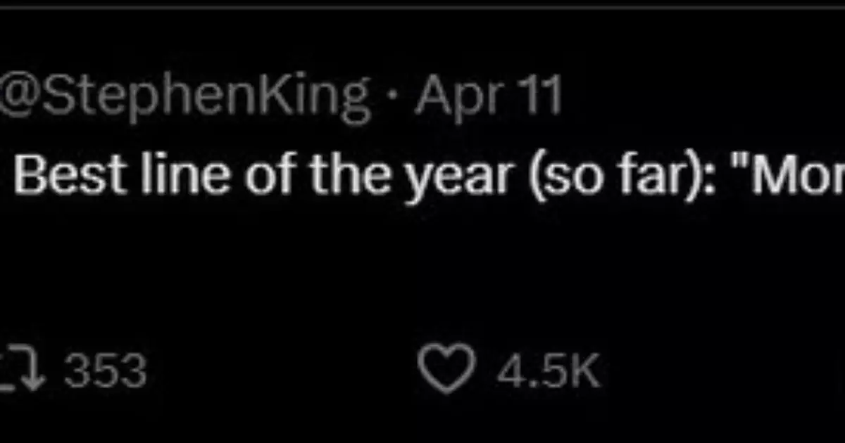 Cena do filme mostrando ruas alagadas e tubarões em área urbana