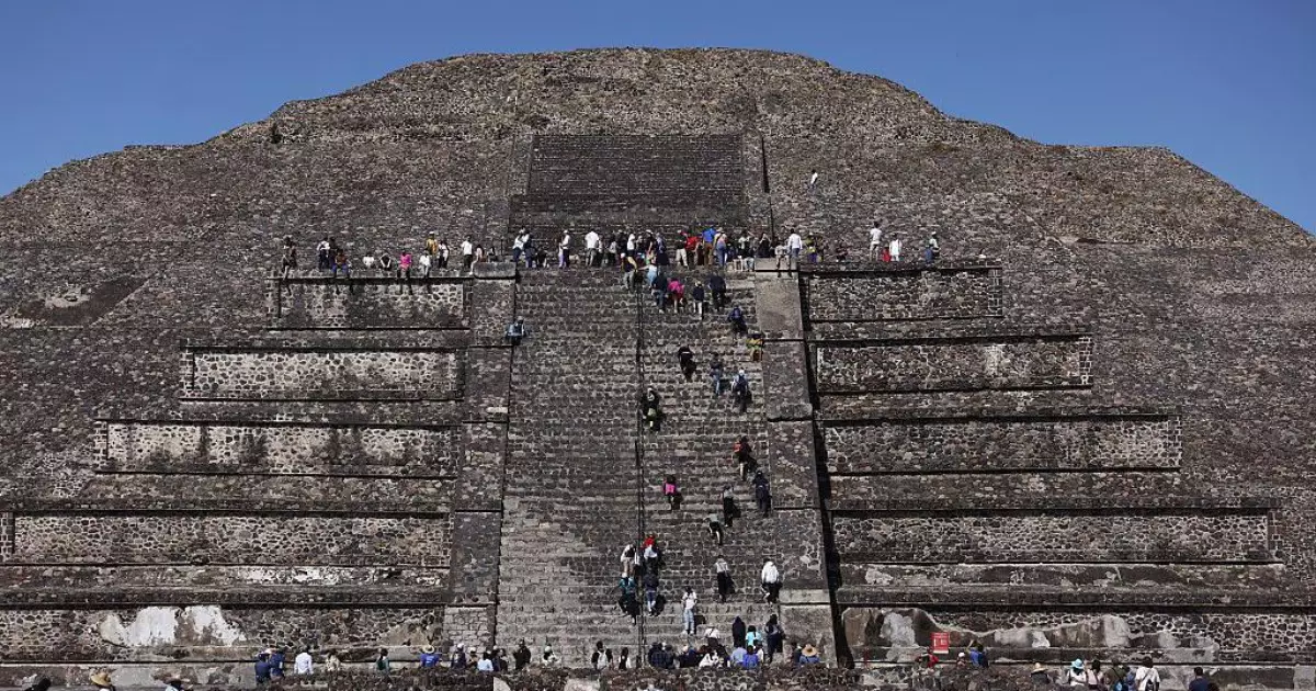 Turistas nas escadarias da Pirâmide da Lua em Teotihuacán