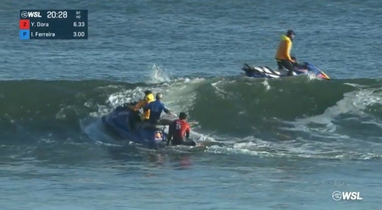 Yago e Italo retirados do mar por jet-ski em Raglan