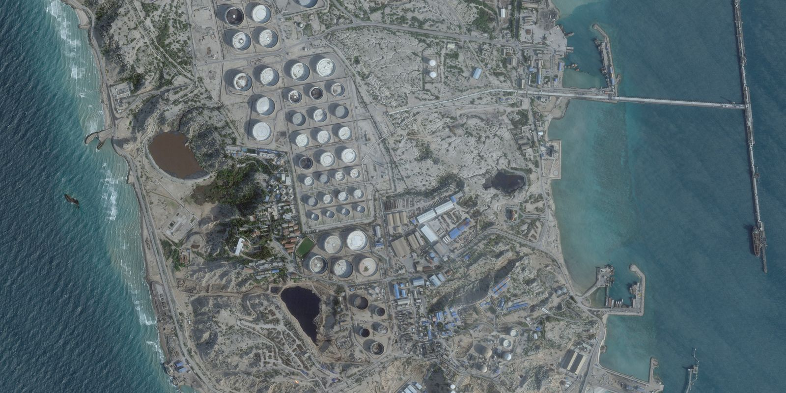 Petroleiro em chamas próximo a Dubai