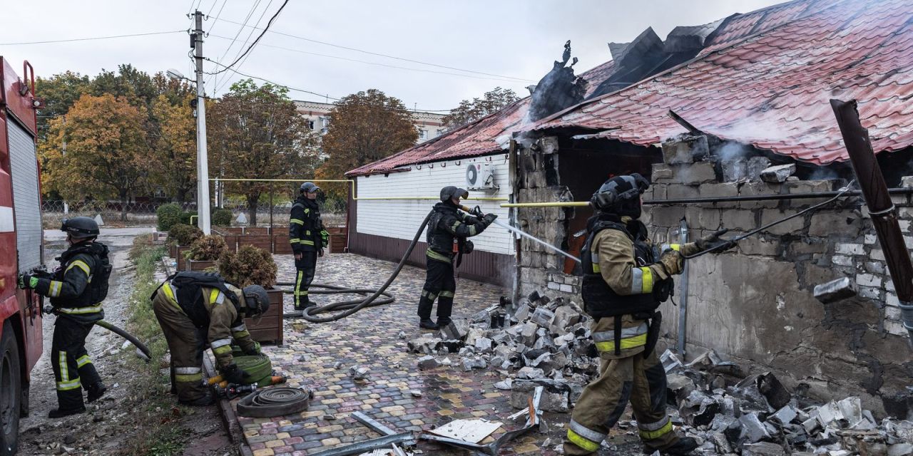 escombros de prédio residencial em Zaporizhzhia após ataque