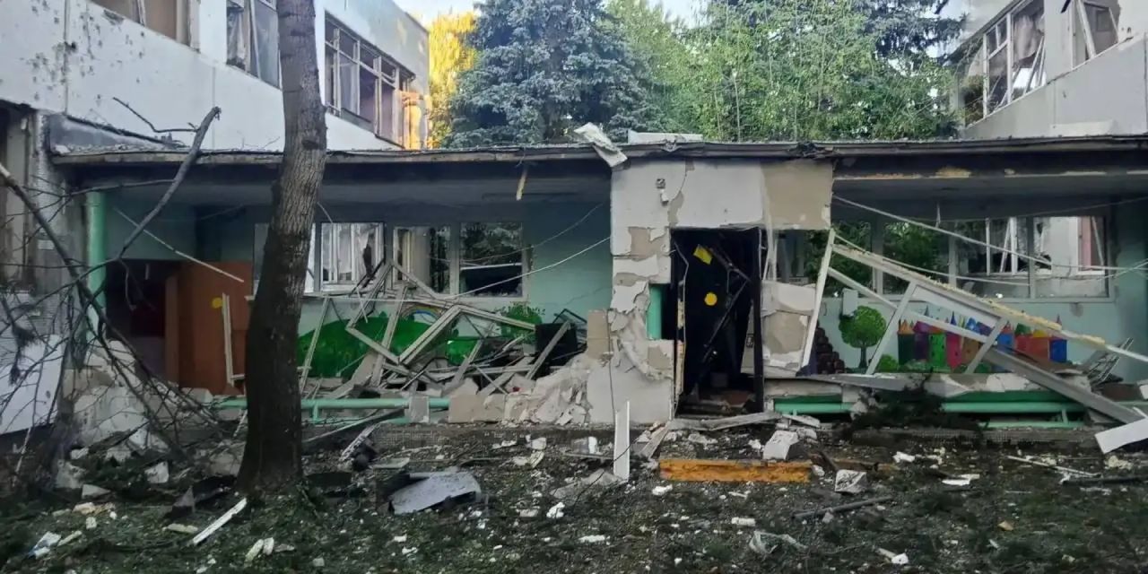 Destroços de drones após ataque em depósito na região de Moscou
