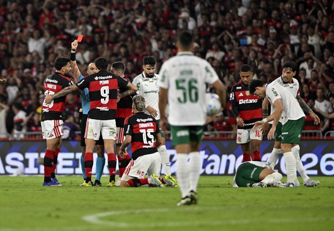 Alex de Souza sofrendo com expulsões do Athletic