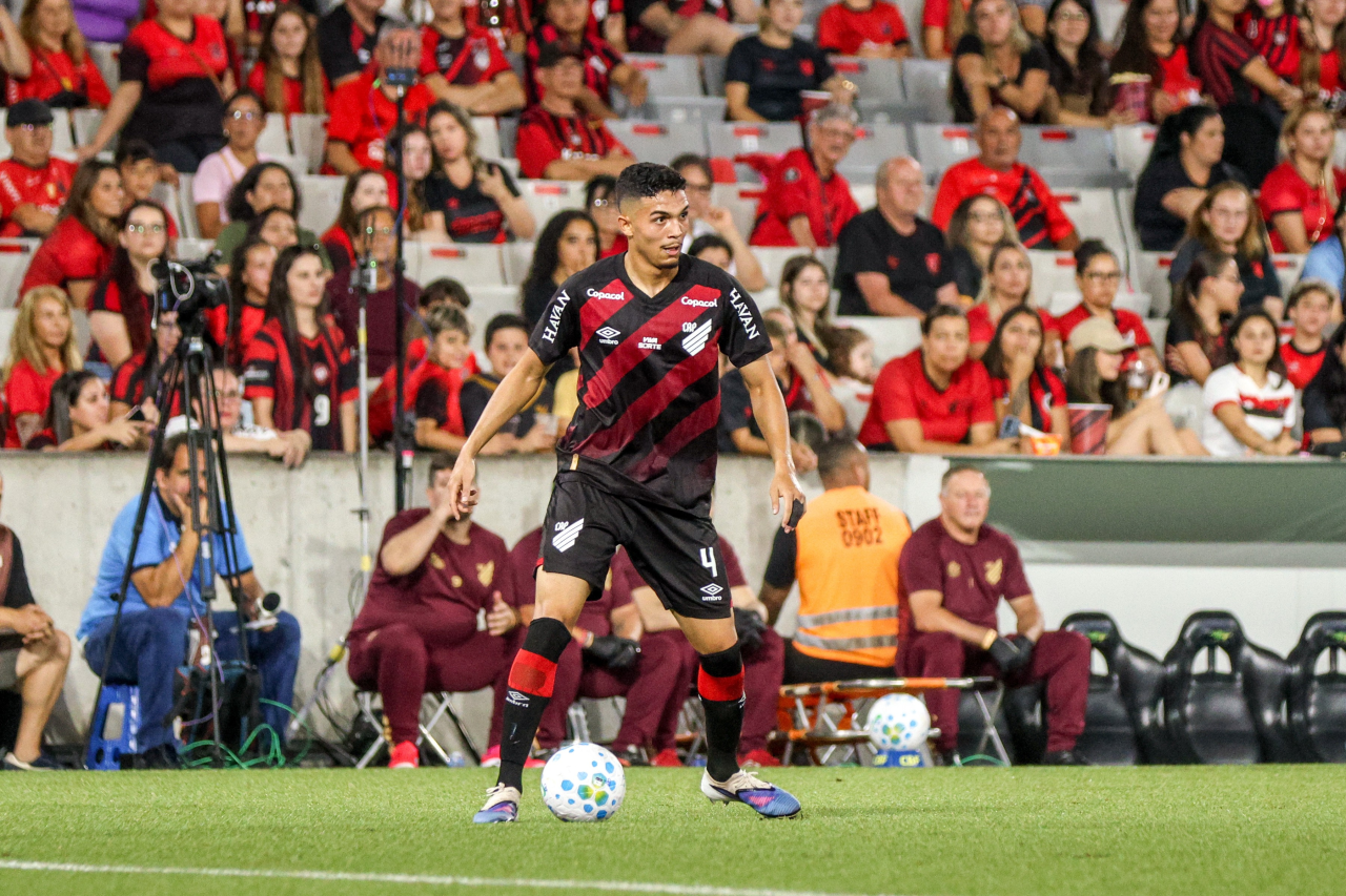 Arthur Dias em ação pelo Athletico na Arena da Baixada
