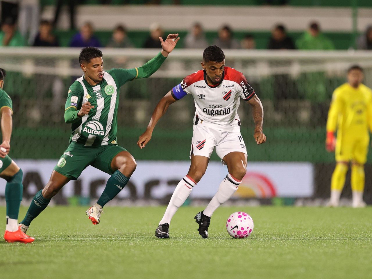 Viveros comemorando gol pelo Athletico na Arena Condá