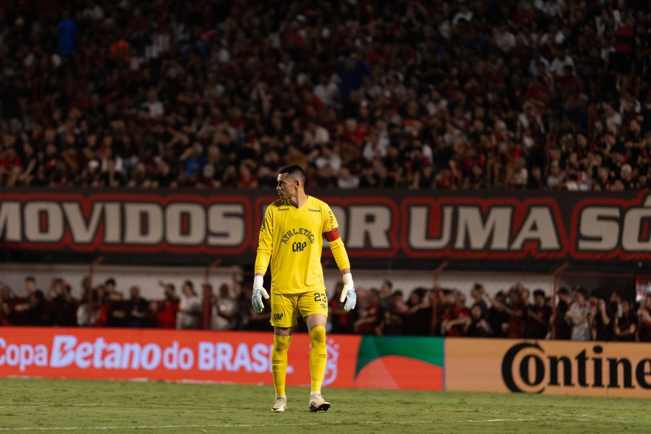 Goleiro Santos defendendo pênalti