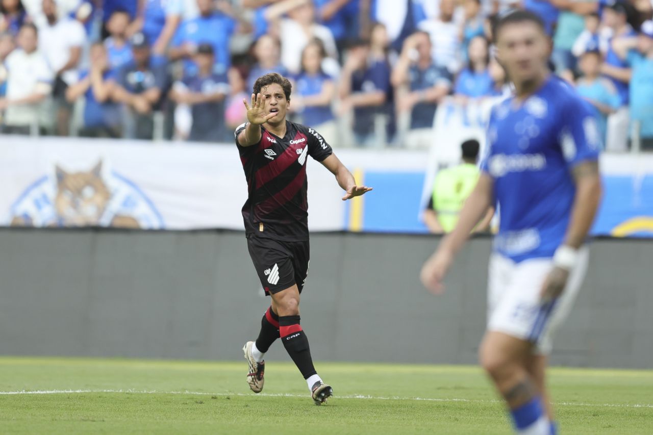 Joao Cruz comemorando gol do Athletico