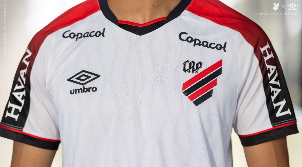 Camisa 2 branca do Athletico com faixa rubro-negra em degradê