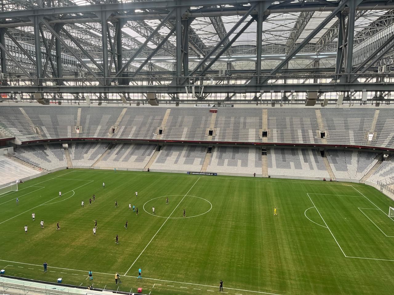 Novo gramado sintético da Arena da Baixada visto de perto