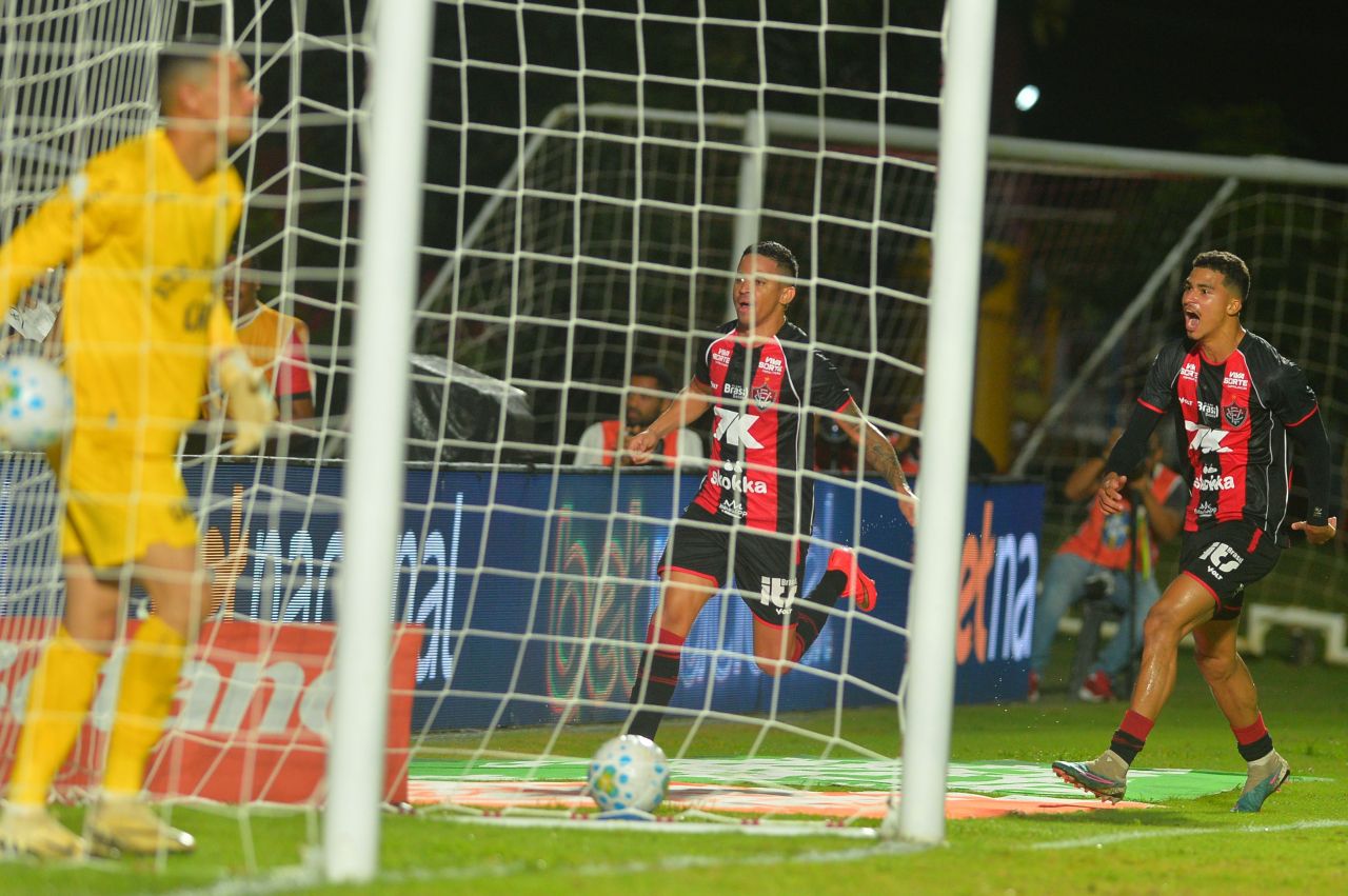 Vitória 4 x 0 Athletico-PR durante partida pela Copa do Brasil