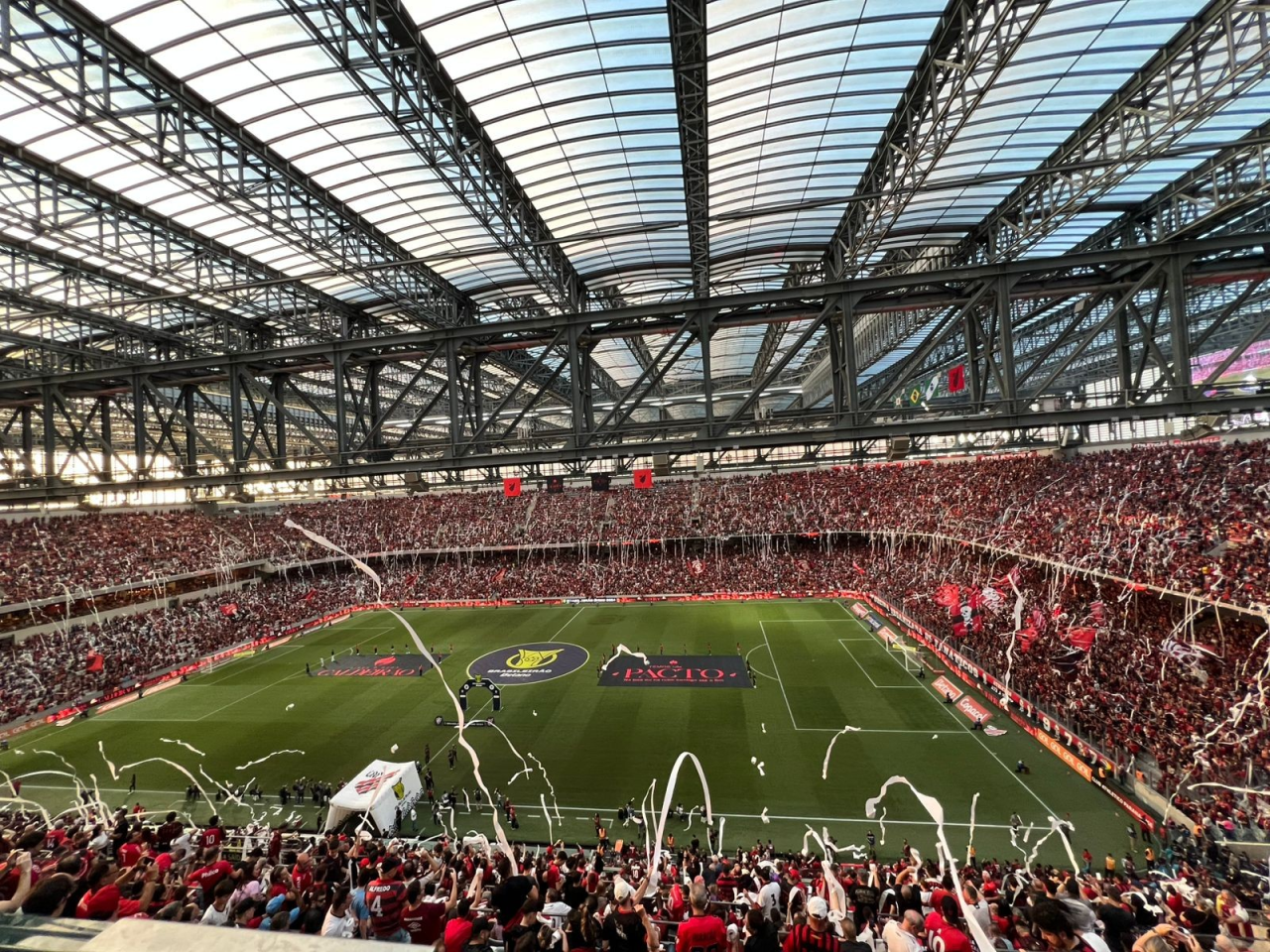 Jogadores do Athletico-PR comemorando na Baixada