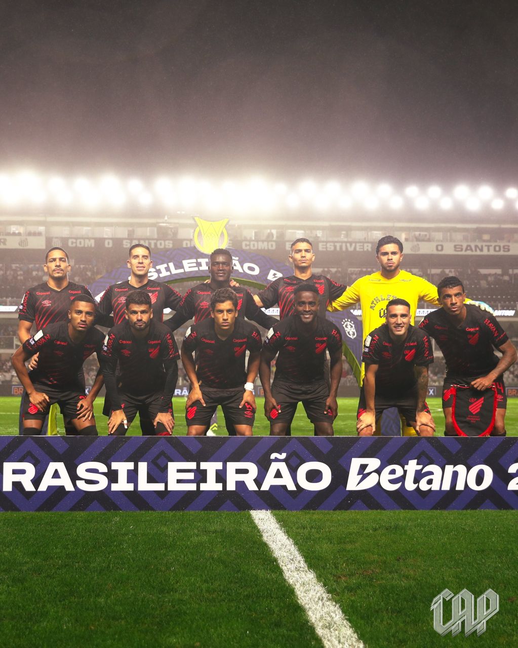 Jogadores do Athletico comemoram gol na Vila Belmiro