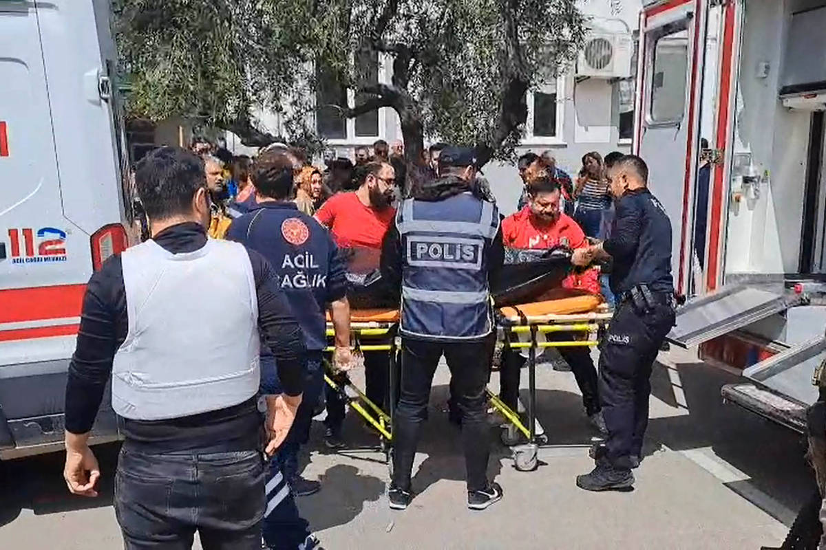 Entrada da escola em Kahramanmaras após o tiroteio