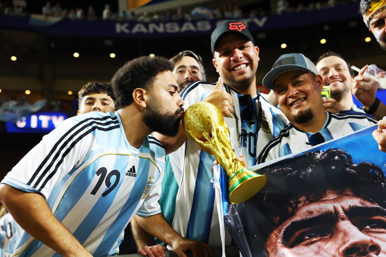 Torcida no estádio durante partida da Copa do Mundo