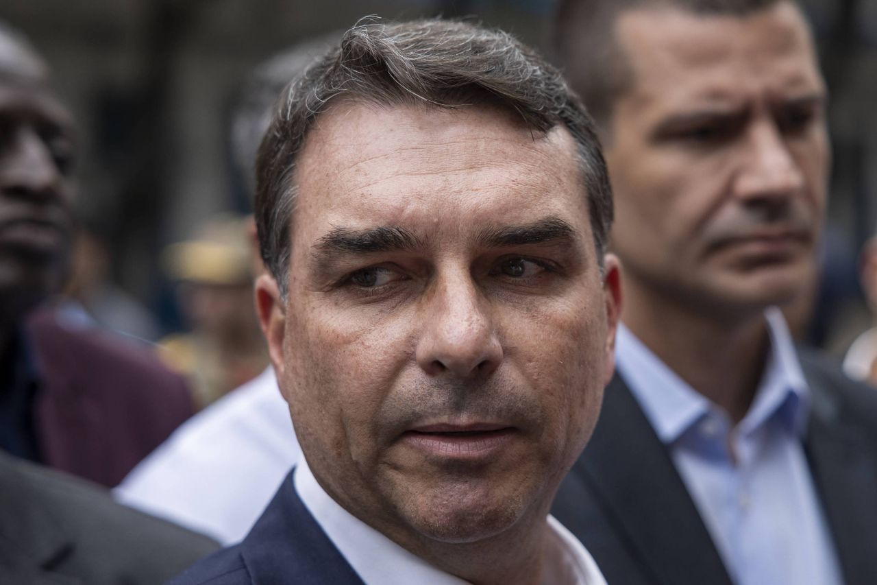 Gráfico da pesquisa Atlas/Intel comparando Flávio Bolsonaro e Lula
