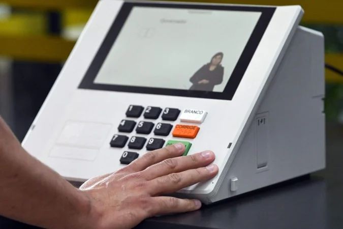 Computador com formulário de pesquisa online