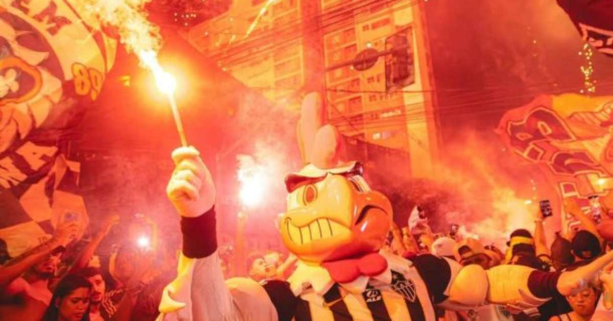 Torcida e fogos na comemoração de 118 anos do Atlético