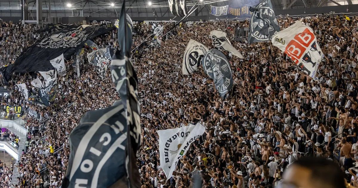 Torcida do Atlético se preparando para entrar na Arena MRV