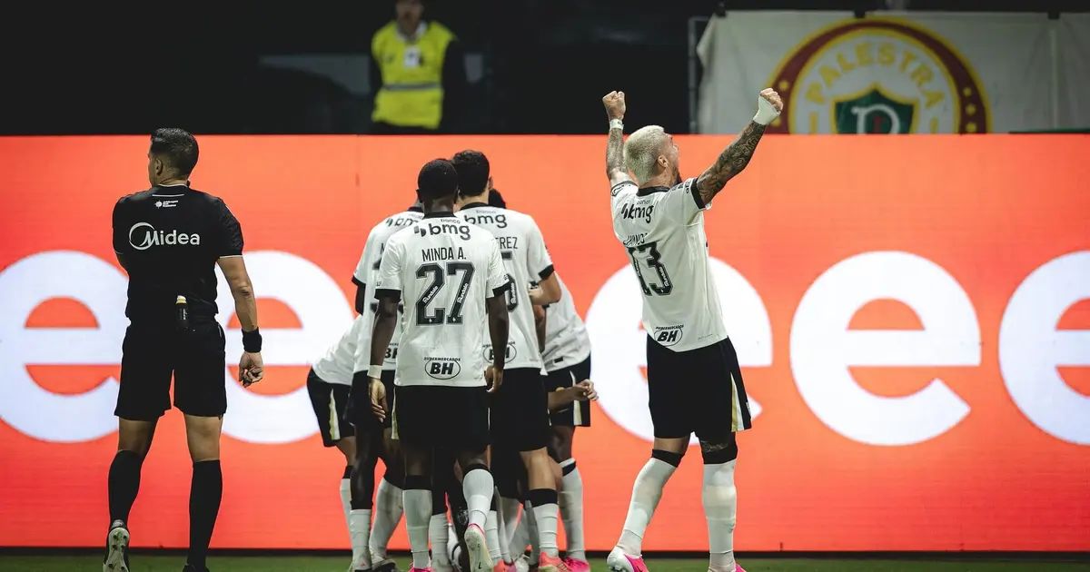 Jogadores do Atlético comemoram a vitória sobre o Palmeiras