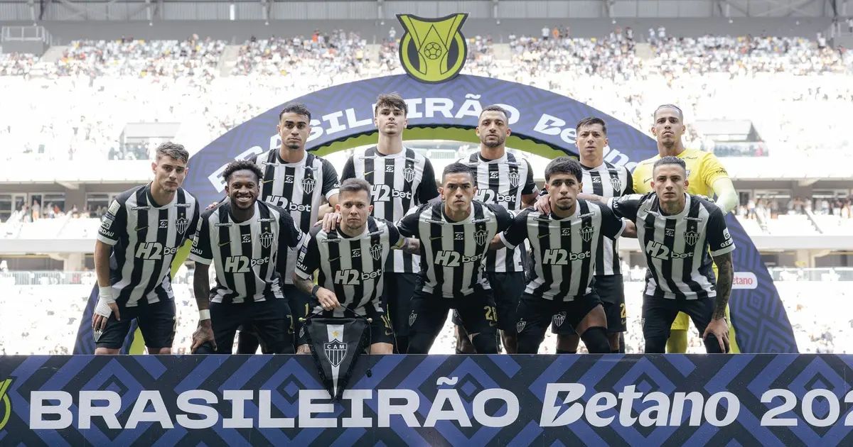 Jogadores do Atlético comemorando após vitória que aumentou chances na tabela