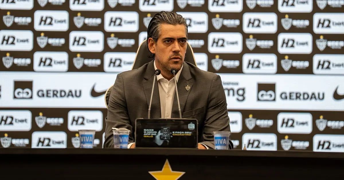 Kaio Jorge disputa cabeceio com Ruan no Mineirão