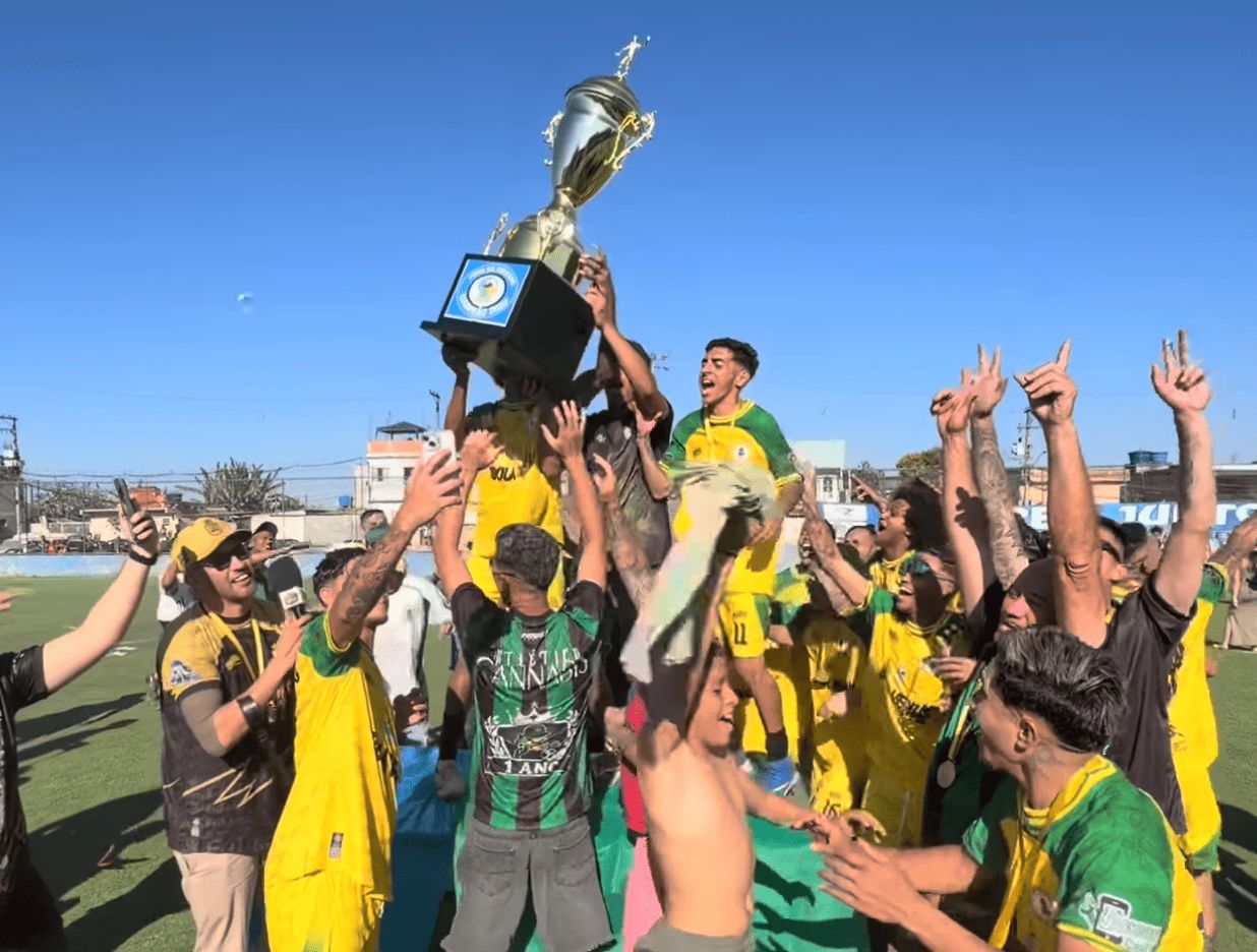 Jogadores do Atlético Cannabis comemorando o título da Copa da Amizade nos pênaltis