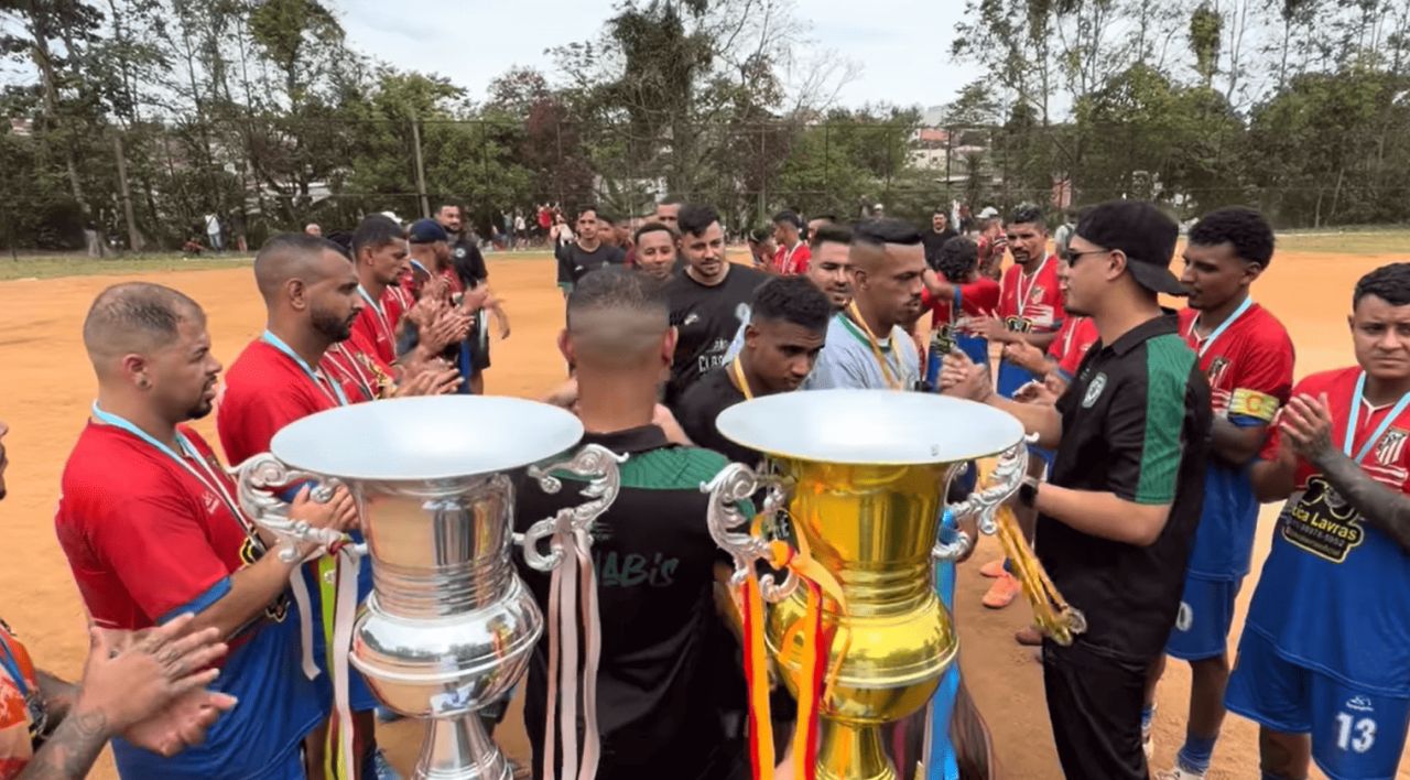 Jogadores do Atlético Cannabis comemorando o título da Copa Entre Amigos no terrão