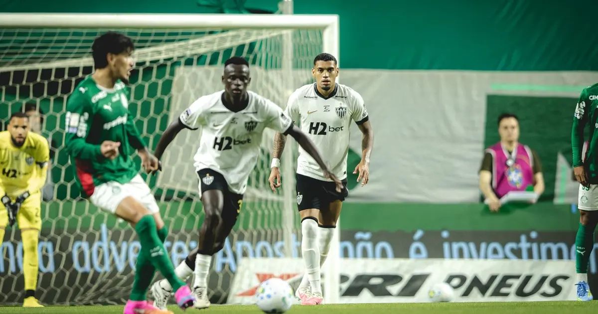 Mamady Cissé em ação pelo Atlético