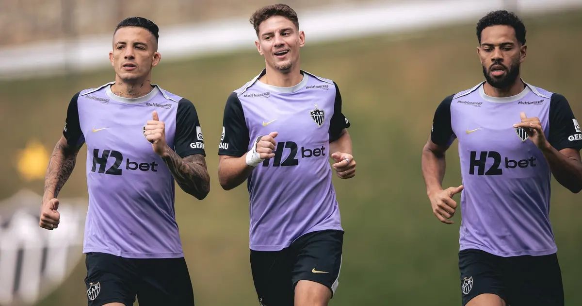 Jogadores do Atlético em treino coletivo antes da viagem
