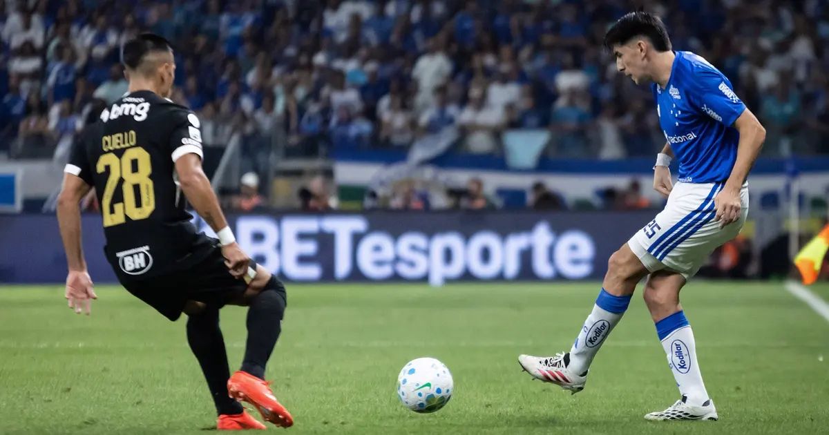 Jogadores de Cruzeiro e Atlético disputam bola no Mineirão