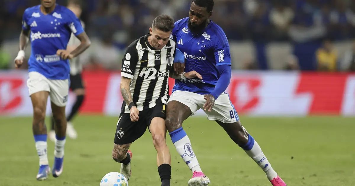 Jogadores de Cruzeiro e Atlético disputando a bola no Mineirão