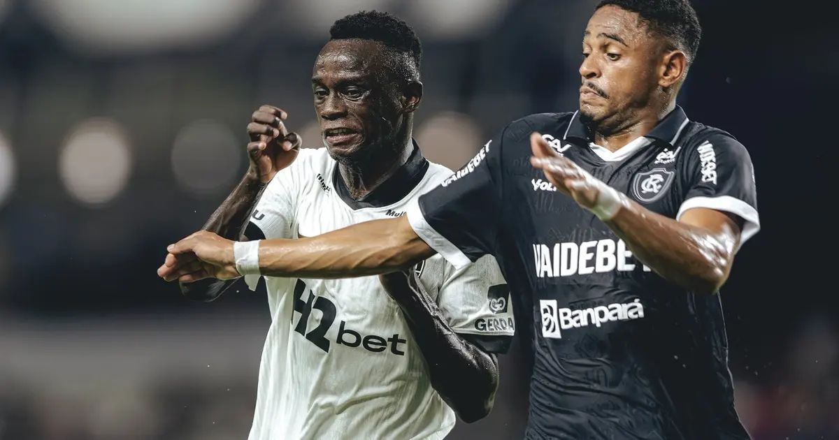 Jogadores do Atlético e do Remo disputando a bola no Mangueirão