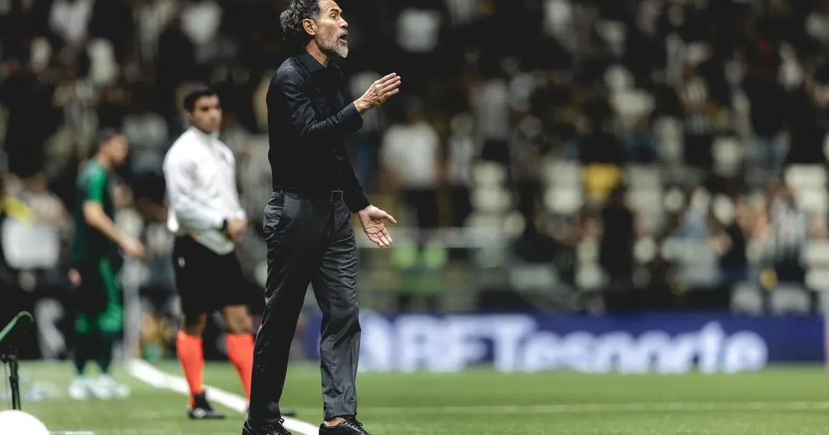 Jogadores do Atlético em disputa na Arena MRV
