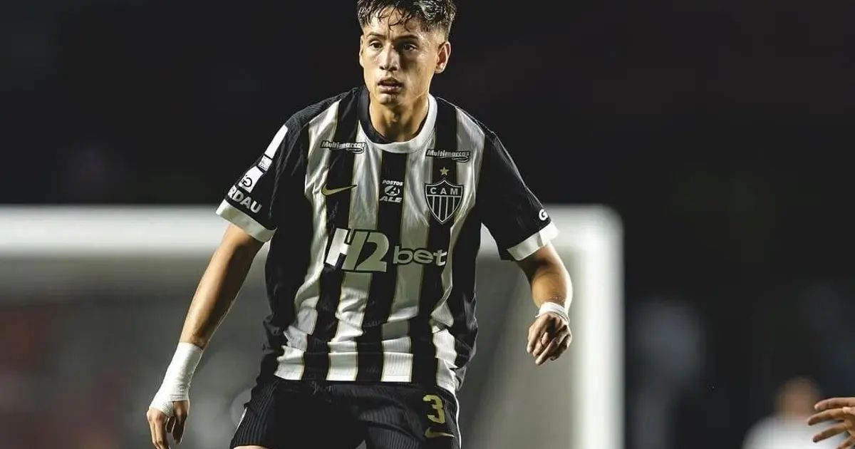 Iván Román em campo com a camisa do Atlético